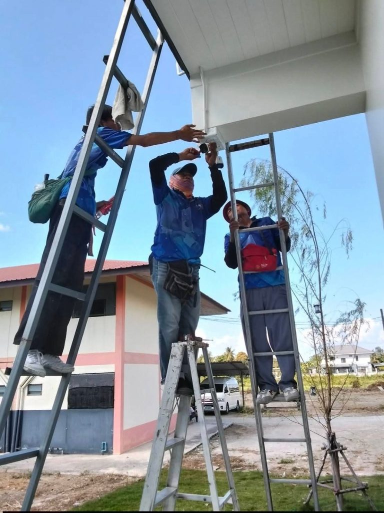 ทีมช่างติดตั้งกล้องวงจรปิดกำลังทำงานจริง นนทบุรี ติดตั้ง CCTV โดยมืออาชีพ