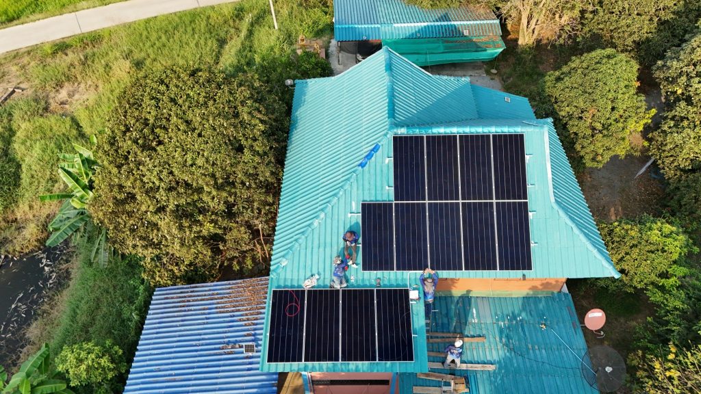 ติดตั้งโซลาเซลล์ นนทบุรี ระบบ Hybrid 6kW สำหรับบ้าน ลดค่าไฟฟ้าได้จริง