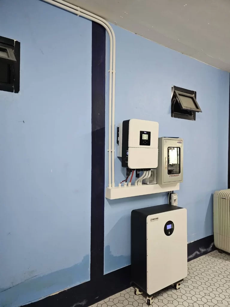 ระบบโซล่าเซลล์ Hybrid พร้อมแบตเตอรี่และอินเวอร์เตอร์ ติดตั้งภายในบ้าน นนทบุรี