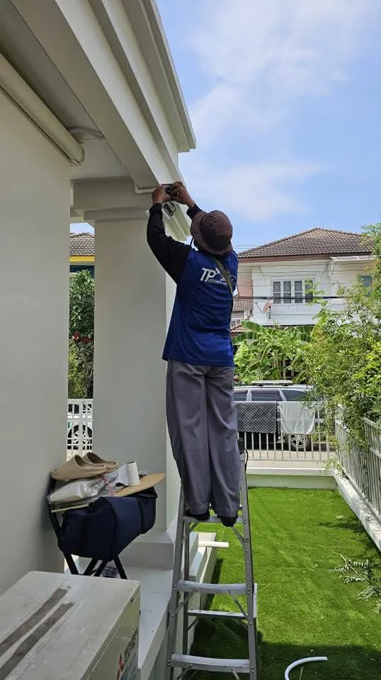 ช่างติดตั้งกล้องวงจรปิด นนทบุรี กำลังติดตั้งกล้องจริงหน้างาน บ้านพักอาศัย