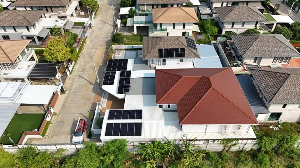 ติดตั้งโซล่าเซลล์ระบบ On Grid บ้านพักอาศัย นนทบุรี มุมสูง เห็นแผงโซล่าจริงครบทุกจุด ช่วยลดค่าไฟได้จริง