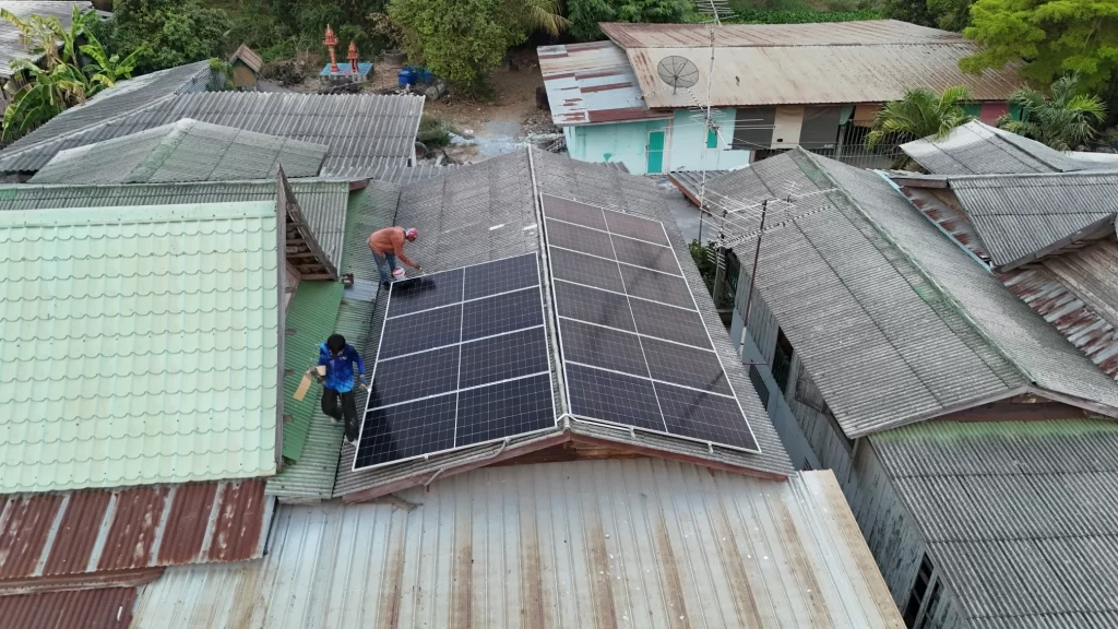 ผลงานติดตั้งโซล่าเซลล์ สุพรรณบุรี ระบบ On Grid 6kW อินเวอร์เตอร์ Solis บนหลังคาบ้าน