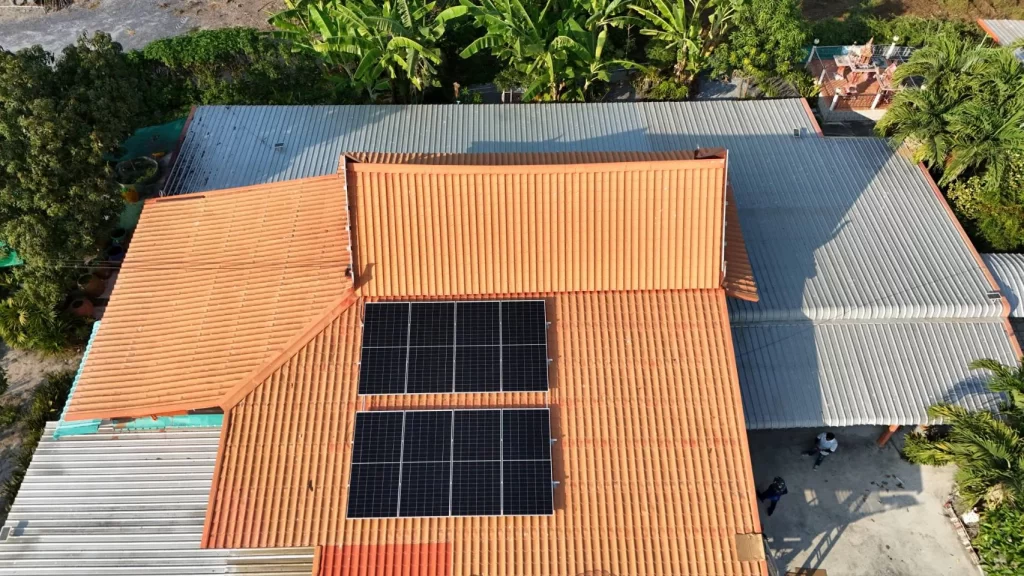 ติดตั้งโซล่าเซลล์ สุพรรณบุรี บางปลาม้า ระบบ Hybrid 6kW แบตเตอรี่ 10kW หน้างานจริง