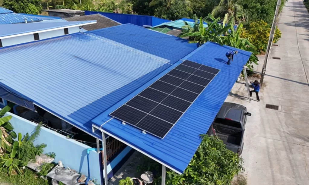 ติดตั้งโซล่าเซลล์ Hybrid 5kW บนหลังคาเมทัลชีท บ้านบึง ชลบุรี ทีมช่างกำลังติดตั้งหน้างานจริง