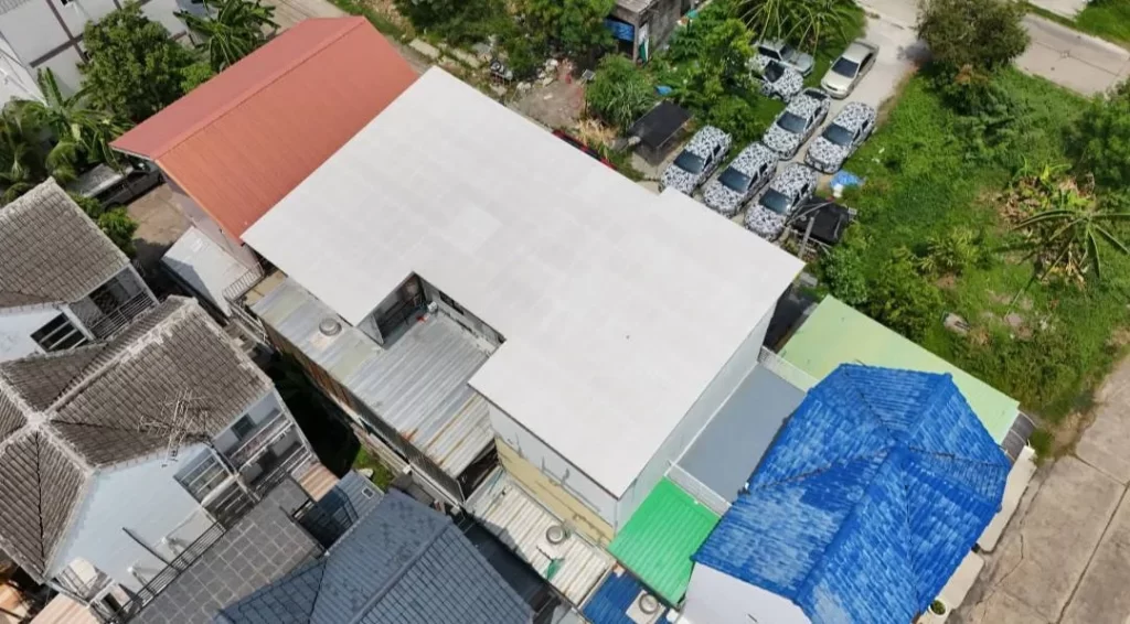 ติดตั้งโซล่าเซลล์บนหลังคาบ้าน นนทบุรี สำรวจหน้างานจริง มุมมองโดรน