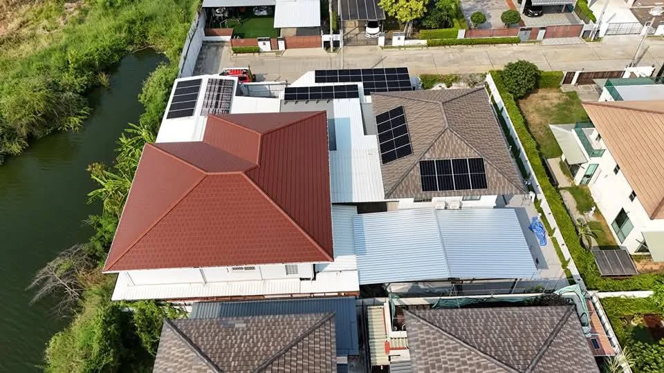 ติดตั้งโซล่าเซลล์บนหลังคาบ้าน นนทบุรี ระบบผลิตไฟฟ้าจากแสงอาทิตย์ ติดตั้งจริงโดยทีมช่างมืออาชีพ